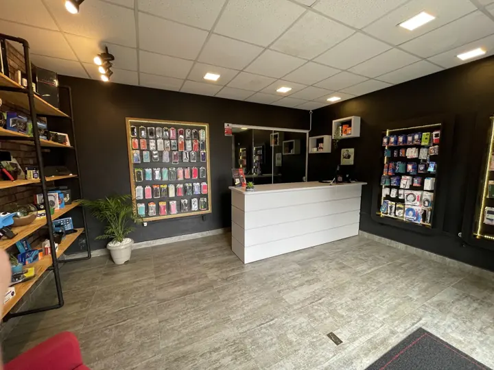 Salão da HomeTech com vitrines de capas e acessórios