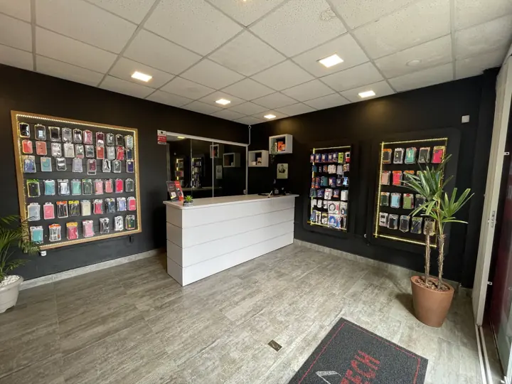 Interior da loja HomeTech na Rua México