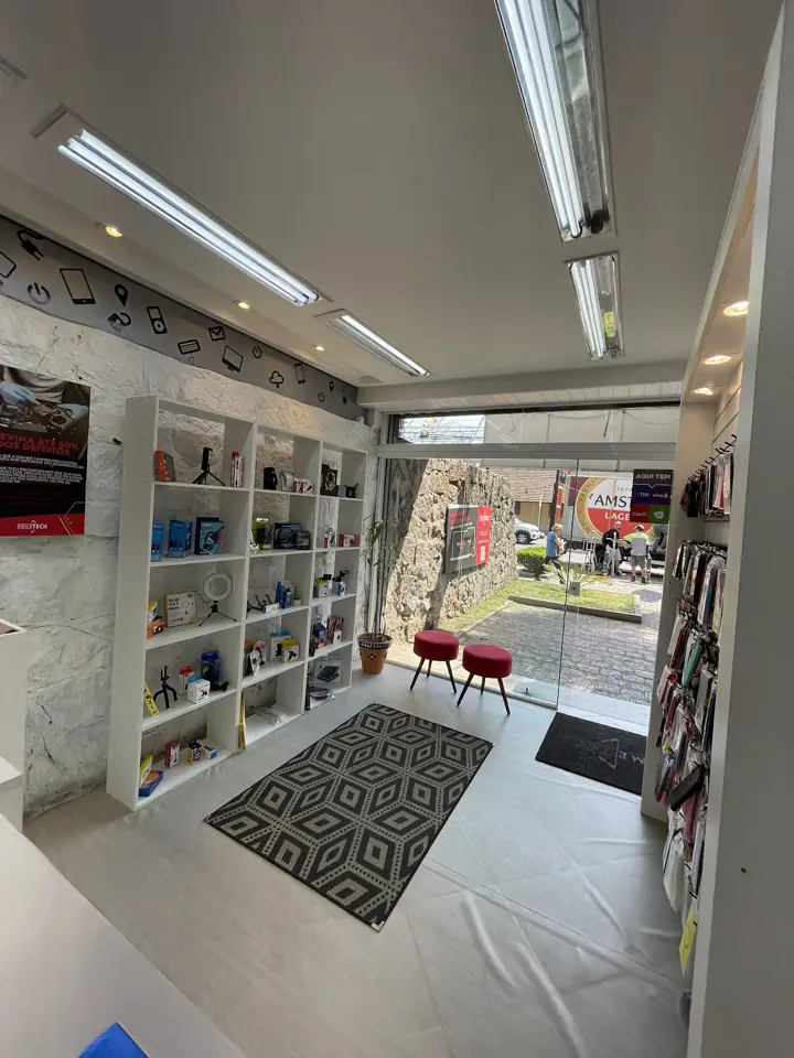 Corredor da loja HomeTech na Av. Prefeito Erasto Gaertner