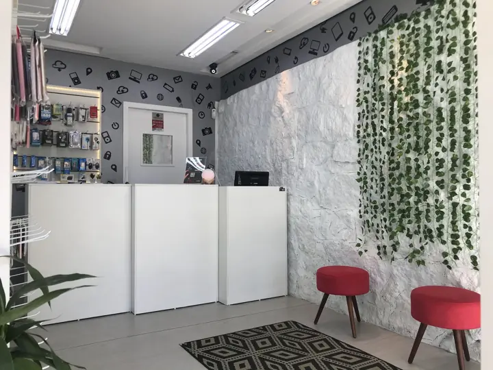 Interior da loja HomeTech na Av. Prefeito Erasto Gaertner